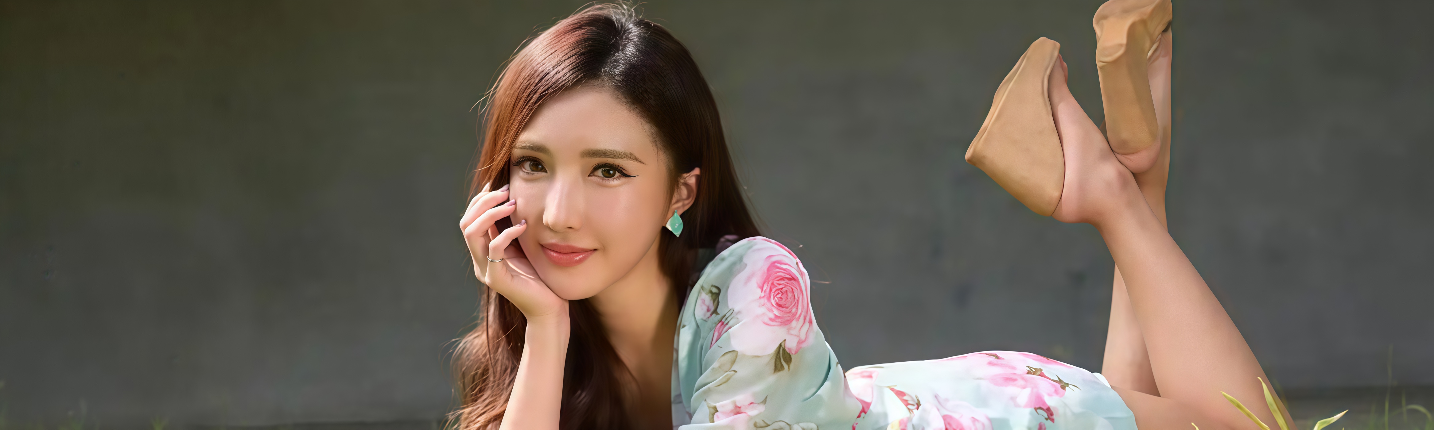 每日大赛吃瓜指网络流行文化中围观热点八卦的娱乐方式，源自“吃瓜群众”梗，象征事不关己、高高兴兴看热闹。